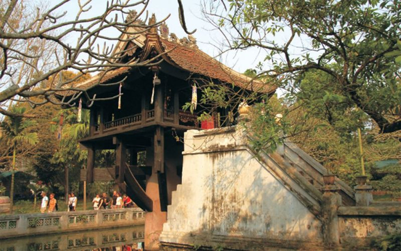 Đền Ngọc Sơn, chùa Một Cột, hay Hoàng thành Thăng Long là những di sản văn hóa vật chất tồn tại lâu đời của Hà Nội